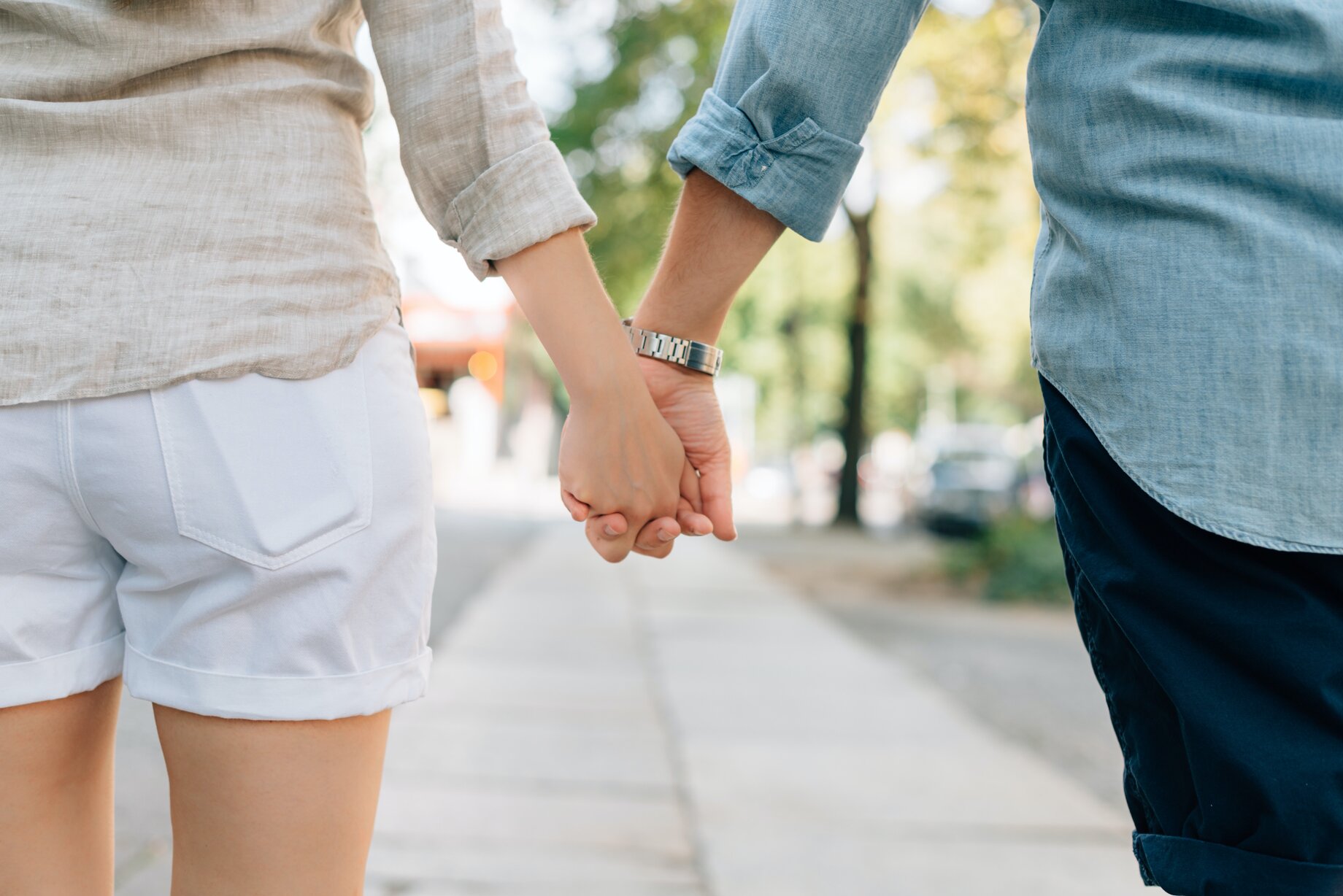 pareja caminando de la mano